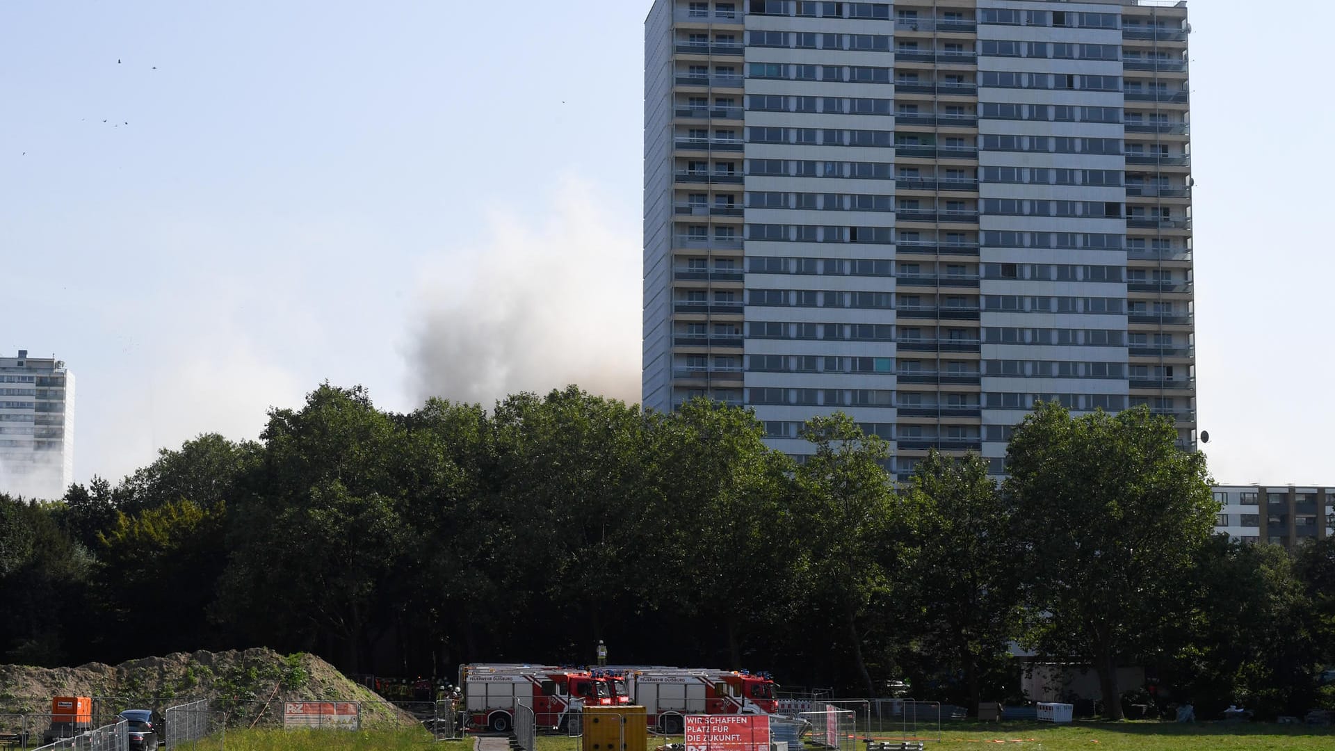 Staub steigt auf: Ein Gebäude wurde nach monatelanger Vorarbeit gesprengt. Staub steigt auf: Ein Gebäude wurde nach monatelanger Vorarbeit gesprengt.