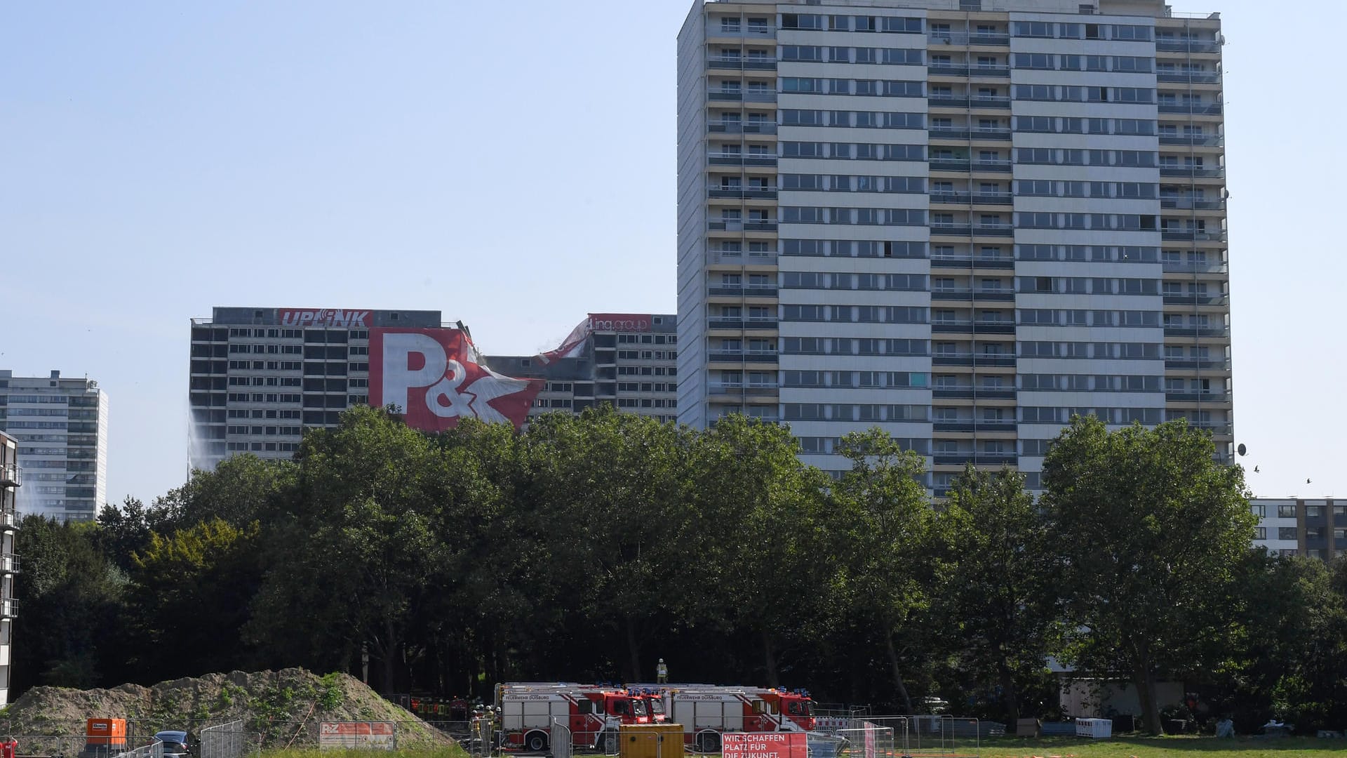 Das Gebäude (M) vor der Sprengung: Für den Einsatz wurden 500 Kilogramm Sprengstoff benötigt.