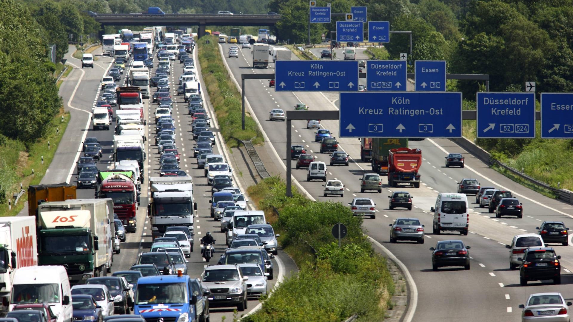 Autos auf der Autobahn (Symbolbild): Seit 2021 gilt bei der Steuererklärung eine neue Pendlerpauschale.