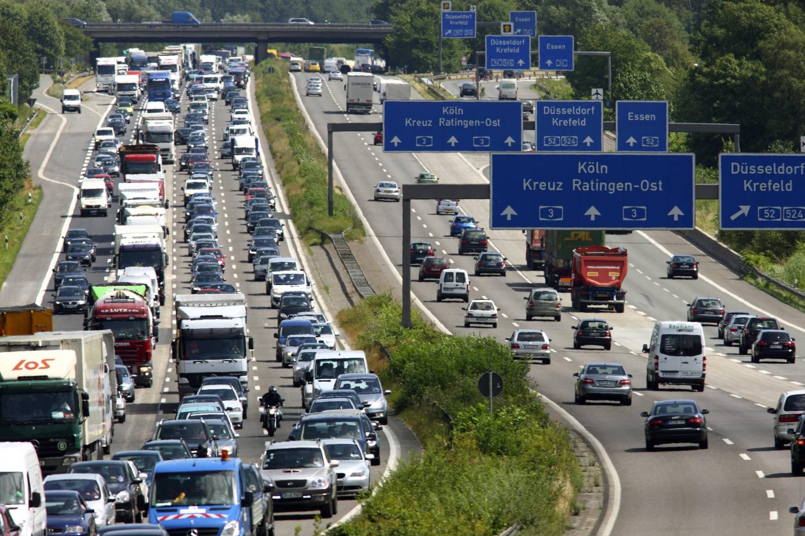 Autos auf der Autobahn (Symbolbild): Seit 2021 gilt bei der Steuererklärung eine neue Pendlerpauschale.