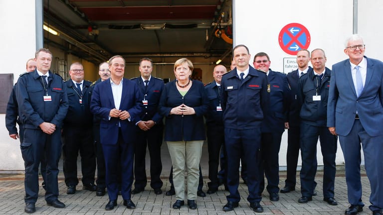 Kanzlerin Merkel besucht gemeinsam mit Laschet die Feuerwehr in Schalksmühle: Zwei Feuerwehrmänner waren im Hochwasser-Einsatz gestorben.