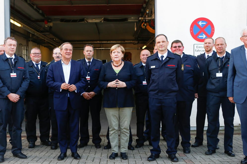 Kanzlerin Merkel besucht gemeinsam mit Laschet die Feuerwehr in Schalksmühle: Zwei Feuerwehrmänner waren im Hochwasser-Einsatz gestorben.