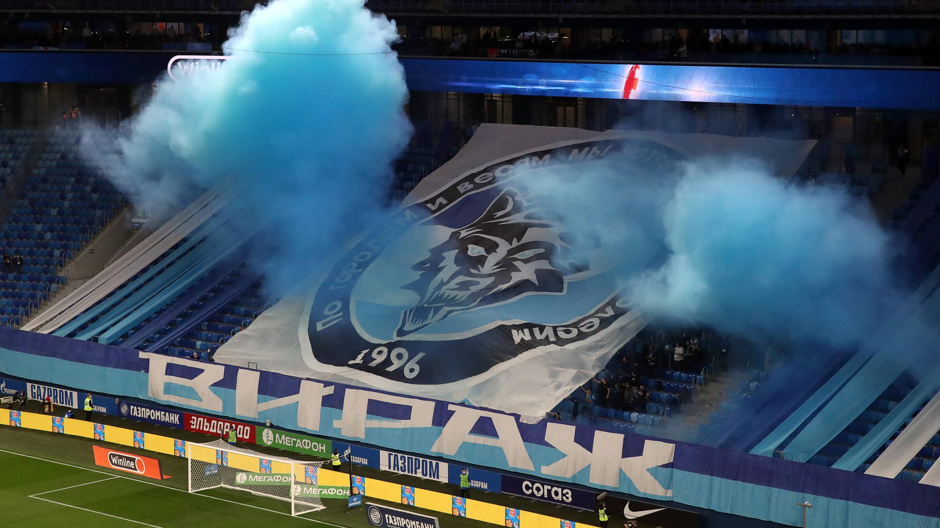 Fankurve von Zenit St. Petersburg: Anhänger des Klubs lieferten sich mit Hooligans aus Moskau eine wüste Schlägerei. (Symbolbild) Fankurve von Zenit St. Petersburg: Anhänger des Klubs lieferten sich mit Hooligans aus Moskau eine wüste Schlägerei. (Symbolbild)