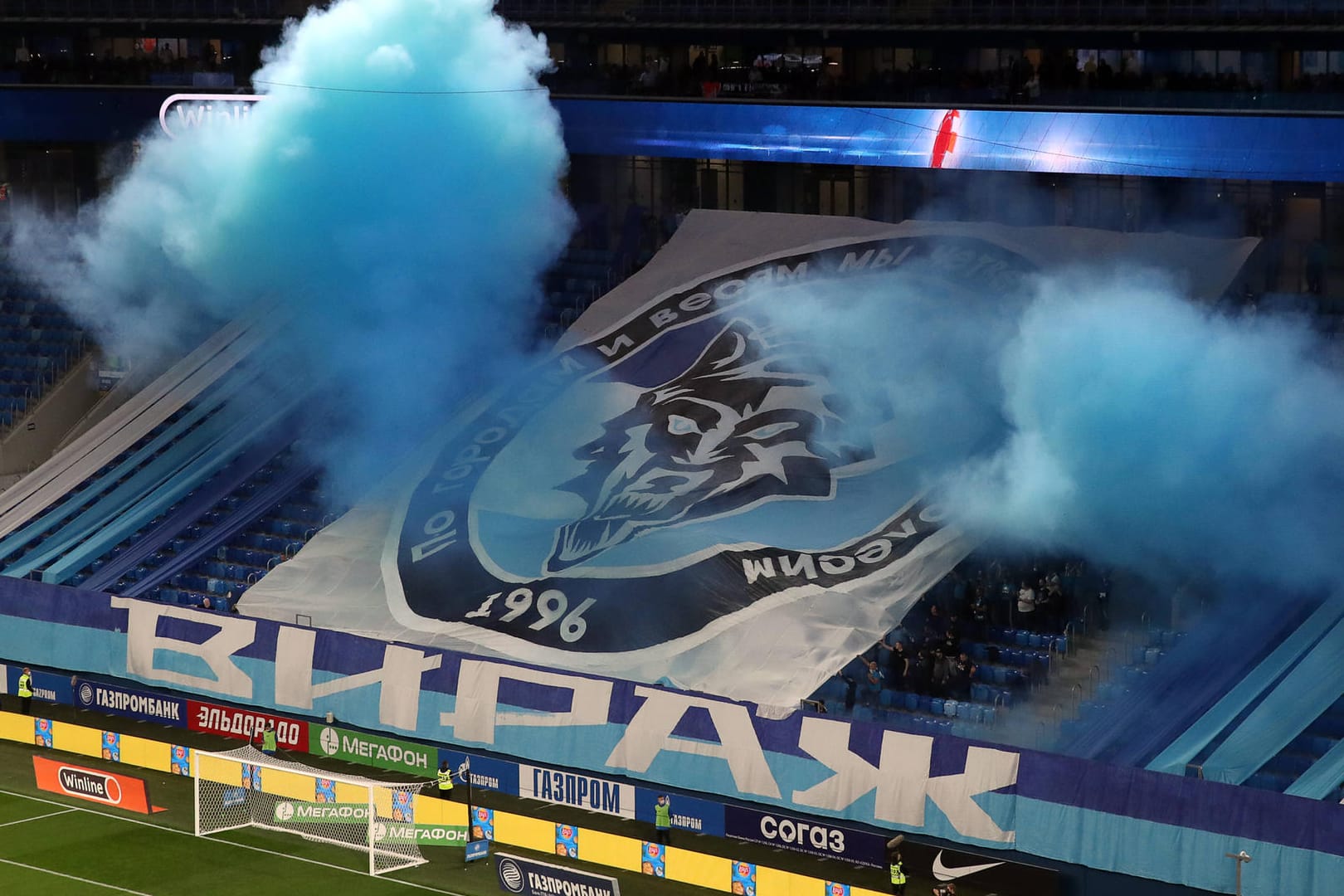 Fankurve von Zenit St. Petersburg: Anhänger des Klubs lieferten sich mit Hooligans aus Moskau eine wüste Schlägerei. (Symbolbild)