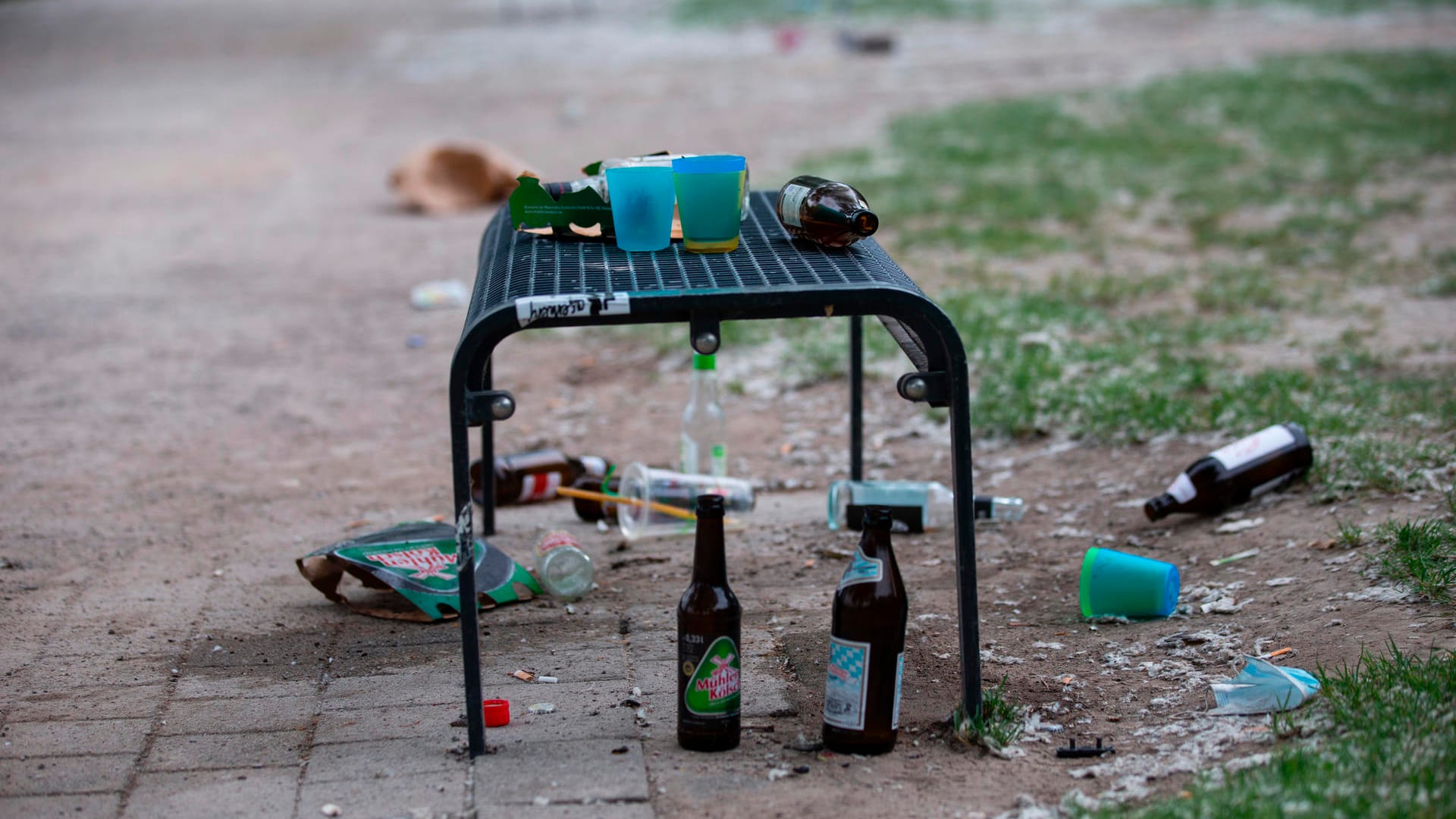 Müll am Aachener Weiher (Archivbild): Die Grünfläche ist ein Party-Hotspot.