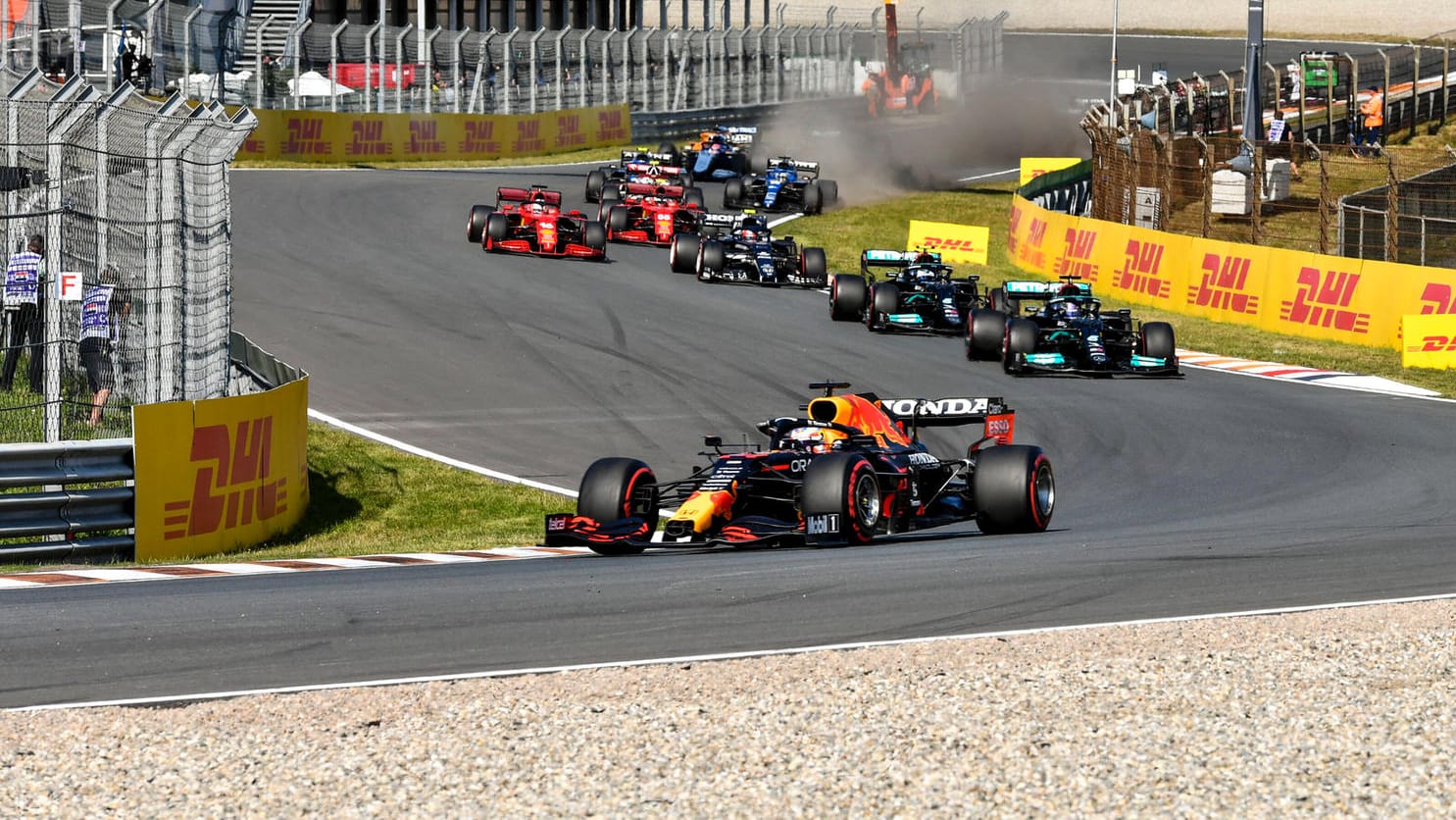 Max Verstappen führt das Feld in Zandvoort an.