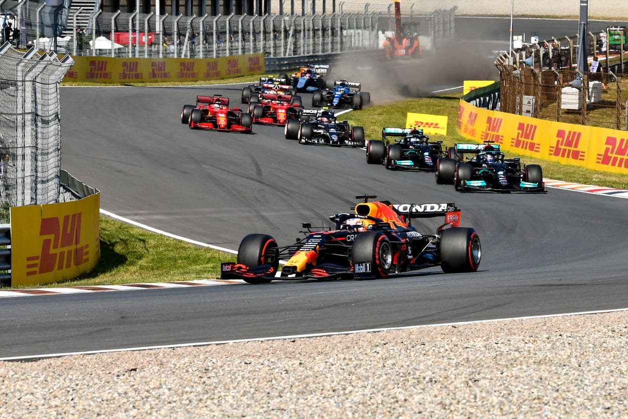 Max Verstappen führt das Feld in Zandvoort an.