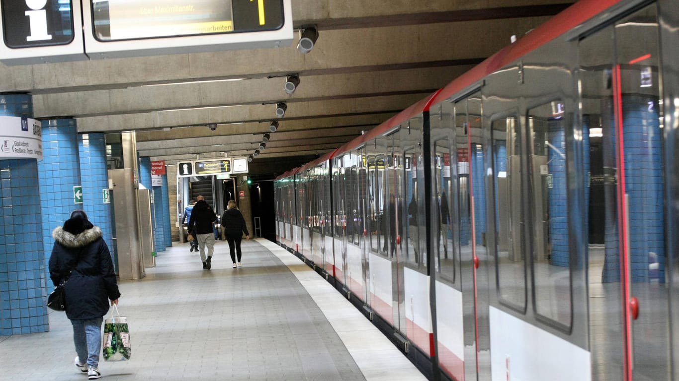 Eine U-Bahn-Station in Nürnberg: Bei einer Fahrkartenkontrolle ist ein Kontrolleur geschlagen worden.