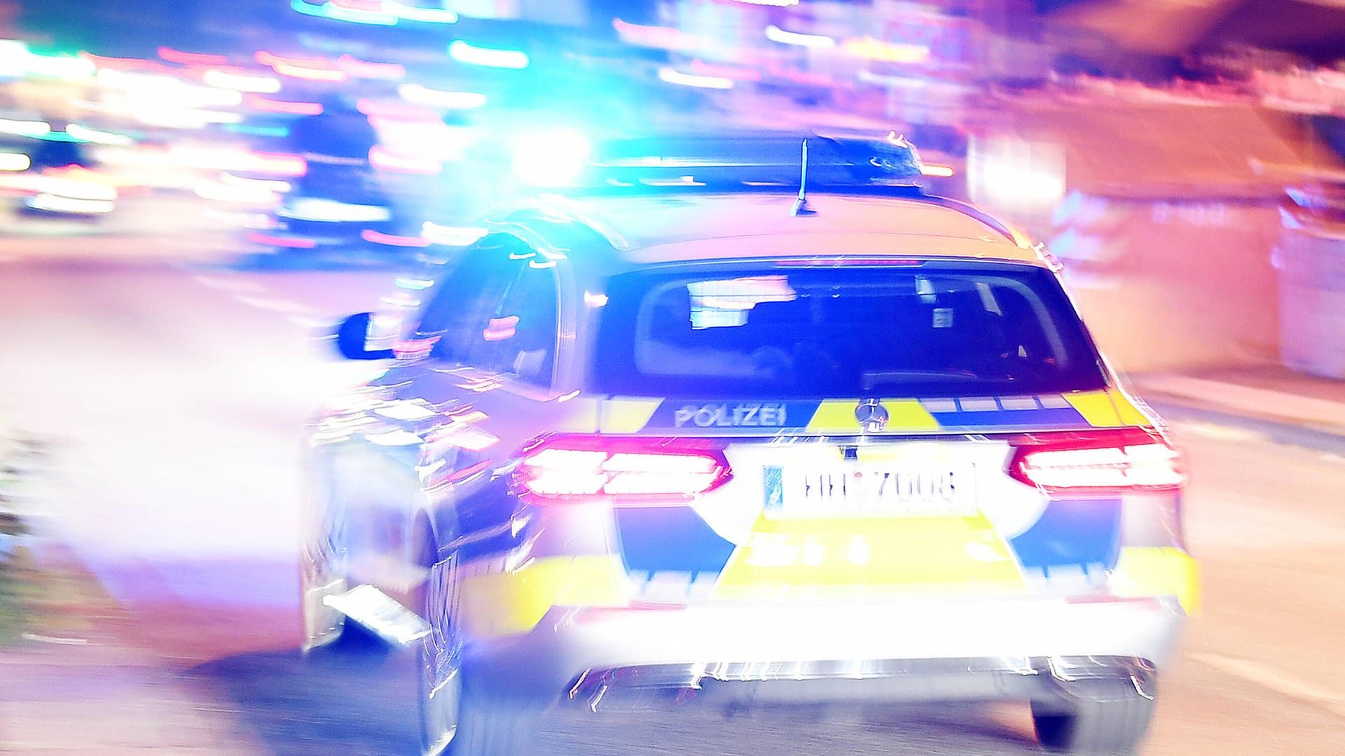 Ein Streifenwagen im Einsatz: Zwei Pkw sind nach einem Zusammenstoß nicht mehr fahrfähig. Ein Streifenwagen im Einsatz: Zwei Pkw sind nach einem Zusammenstoß nicht mehr fahrfähig.