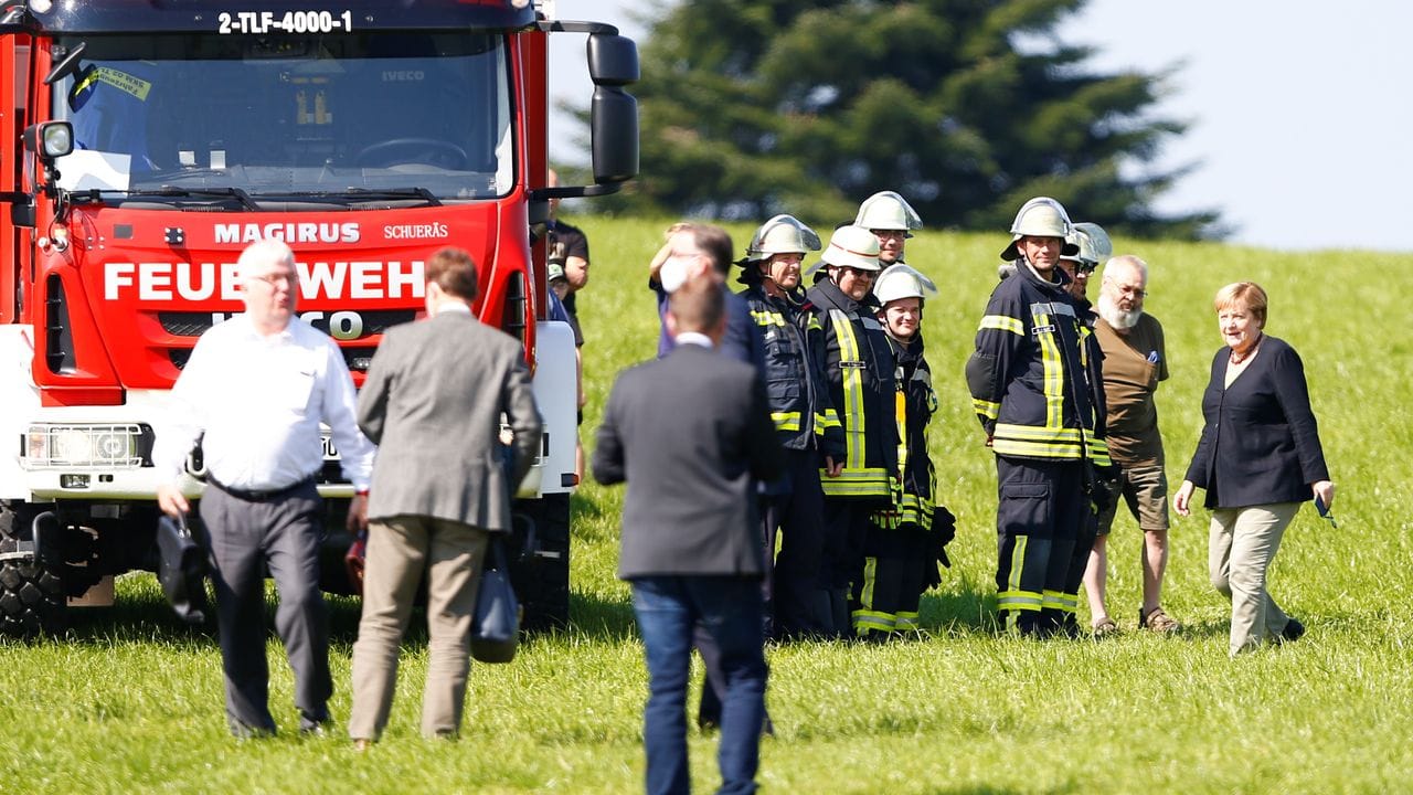 Bundeskanzlerin Angela Merkel trifft Kollegen zweier im Hochwasser-Einsatz gestorbener Feuerwehrleute in Schalksmühle.