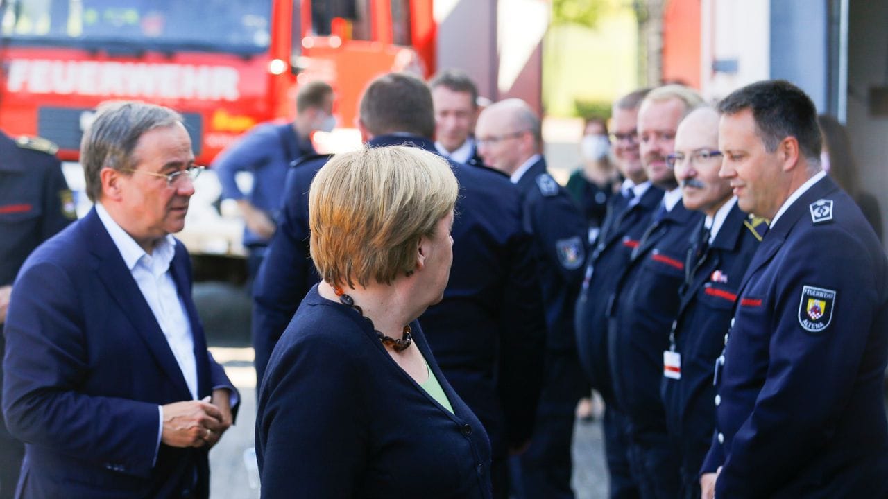 Angela Merkel und Armin Laschet besuchen das Feuerwehrhaus Schalksmühle.