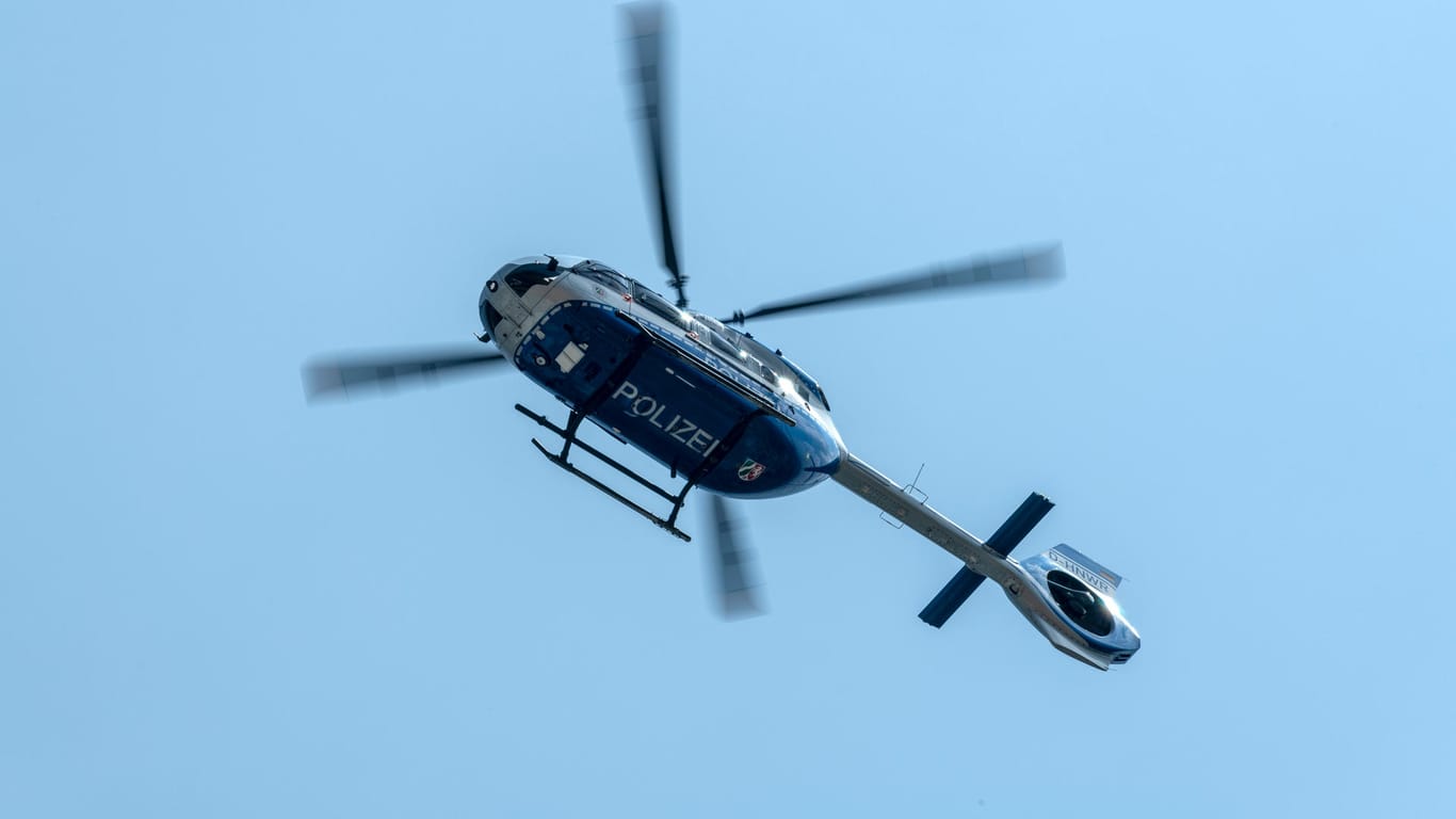 Ein Hubschrauber der Polizei (Archivbild): Die Beamten konnte die Suche erfolgreich abschließen.