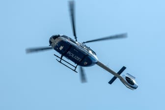 Ein Hubschrauber der Polizei (Archivbild): Die Beamten konnte die Suche erfolgreich abschließen.