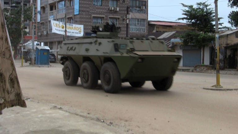Ein Militärfahrzeug in der Hauptstadt Conakry: In Guinea läuft offenbar ein Militärputsch.