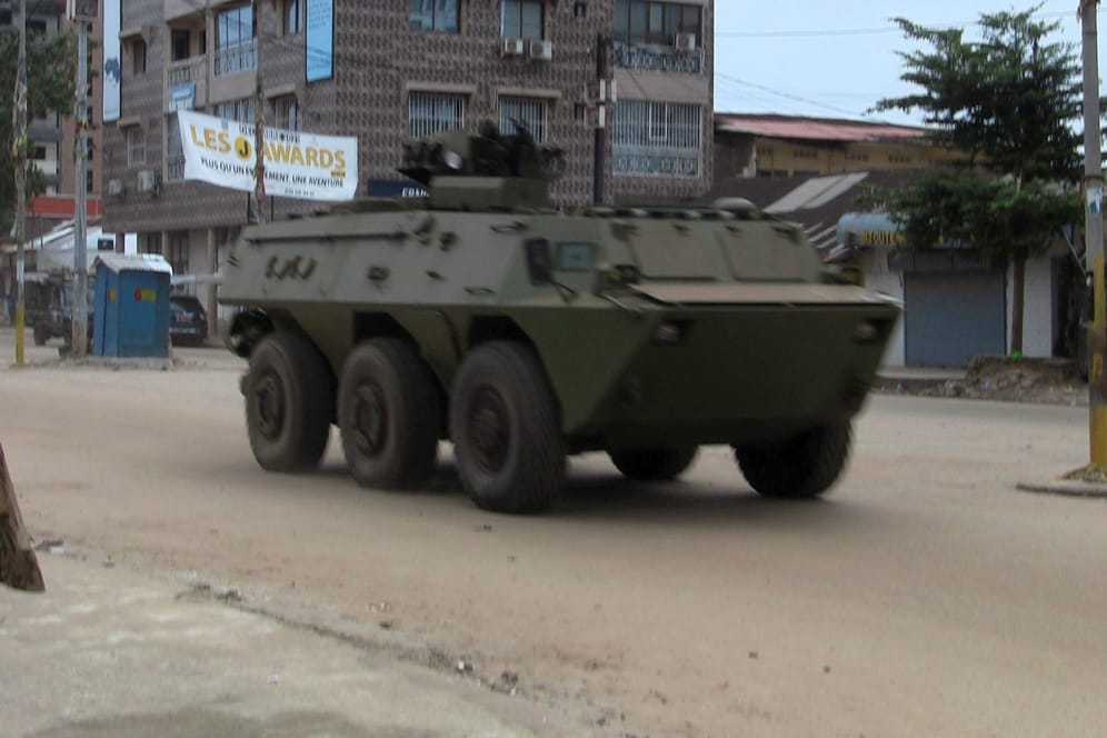 Ein Militärfahrzeug in der Hauptstadt Conakry: In Guinea läuft offenbar ein Militärputsch.