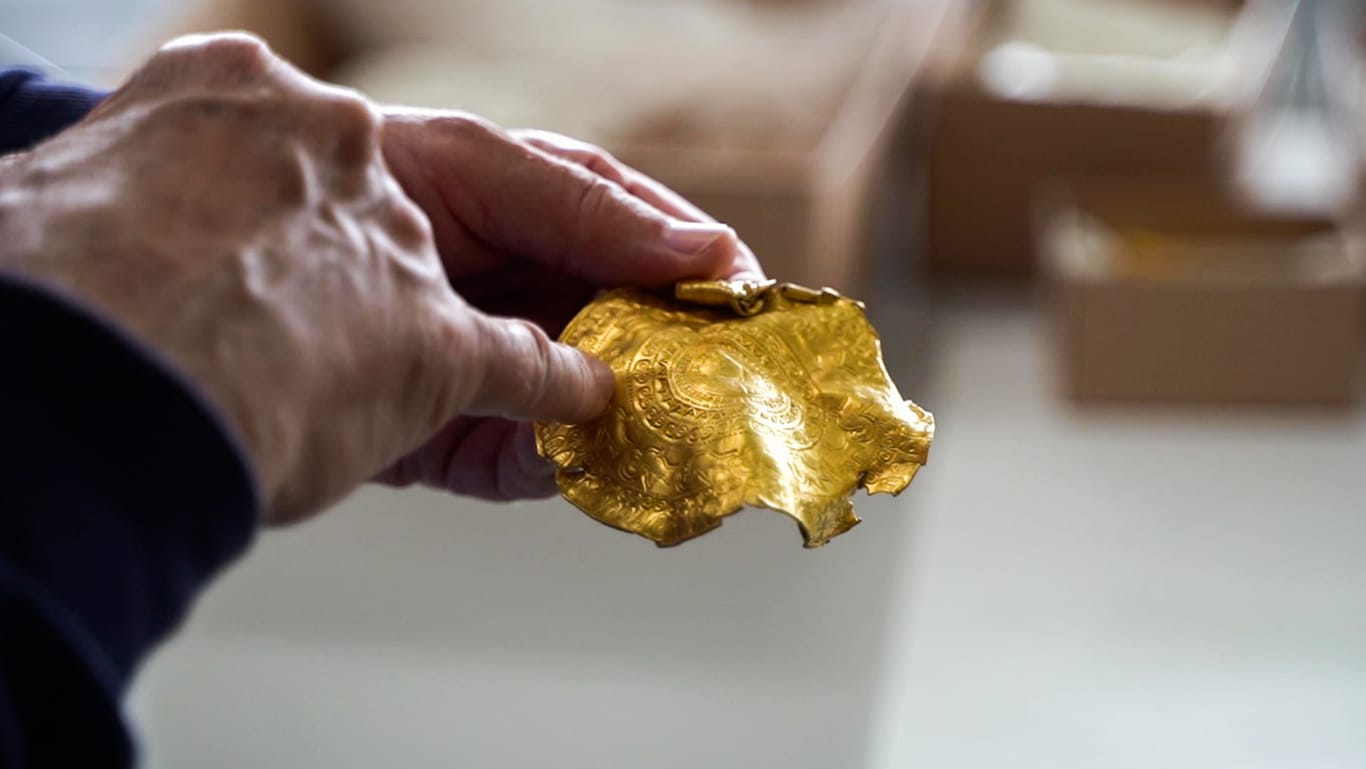 Goldschatz in Dänemark entdeckt: Ein Hobbyarchäologe spürte die Medaillons auf.