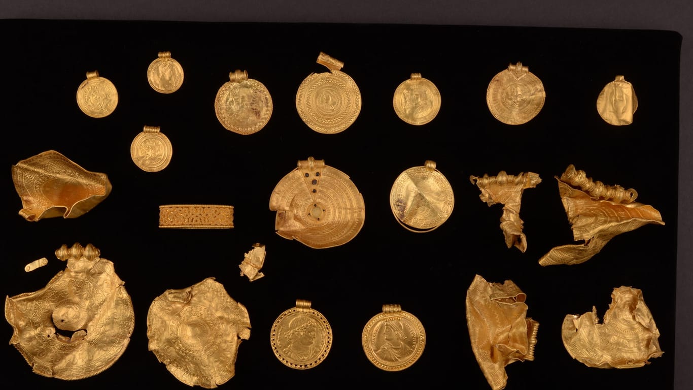 Goldschatz in Dänemark entdeckt: Die Medaillons stammen vermutlich aus dem fünften Jahrhundert.