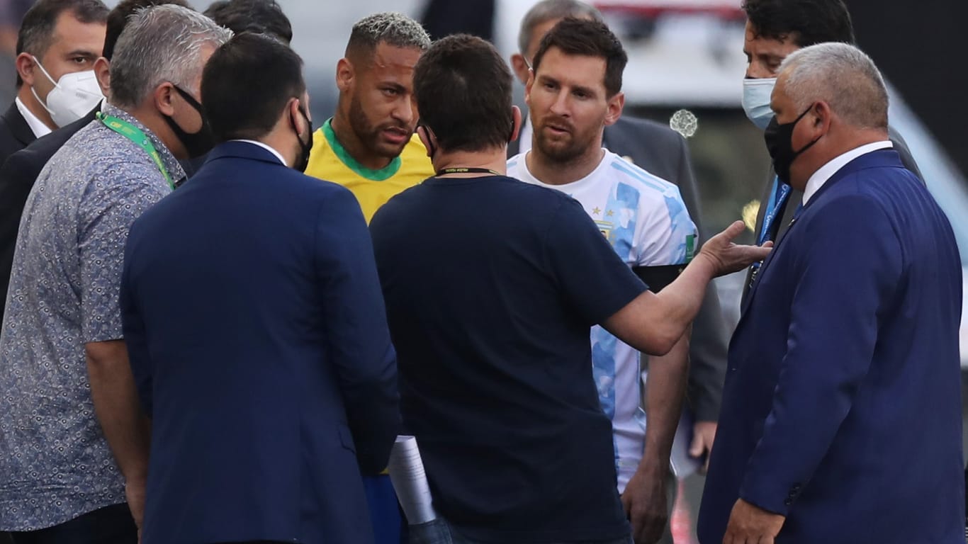 Mitarbeiter der Behörde reden mit Neymar und Messi: Das Topspiel wurde abgebrochen.