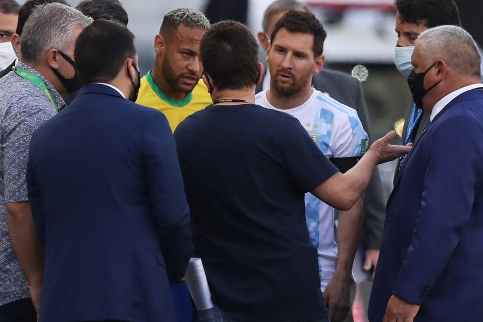 Mitarbeiter der Behörde reden mit Neymar und Messi: Das Topspiel wurde abgebrochen.