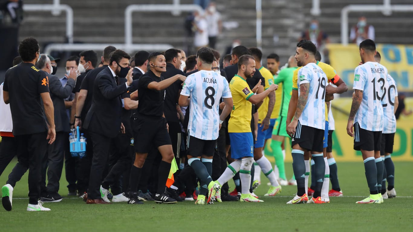 Argentinische Spieler diskutieren mit dem Schiedsrichter-Gespann und den Offiziellen der Behörde.