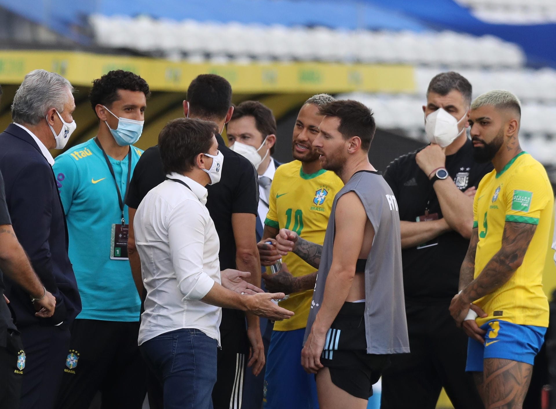 Lionel Messi kam einige Minuten nach der Unterbrechung in einem Fotografen-Leibchen wieder auf dem Platz. Seine Teamkollegen hingegen waren in der Kabine.