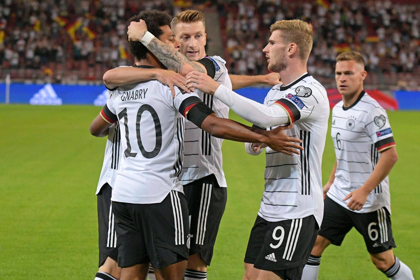 Torschützen unter sich: Gnabry, Reus und Werner (v.l.). Von rechts kommt noch Kimmich dazu.