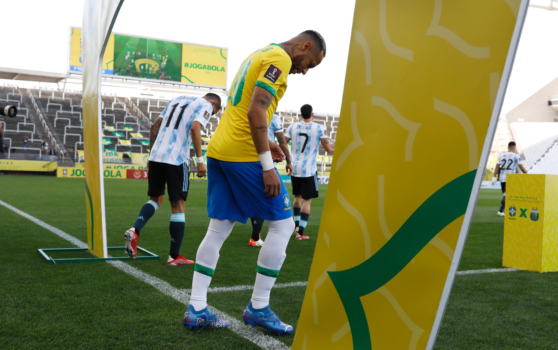 Die Spieler betreten den Platz. Kurz zuvor hatte die brasilianische Gesundheitsbehörde gegen vier argentinische Spieler eine Quarantäne verhängt. Drei von ihnen spielen trotzdem. Doch es macht den Anschein, als wäre die Situation geklärt. Kurze Zeit später wird klar, sie ist es nicht.