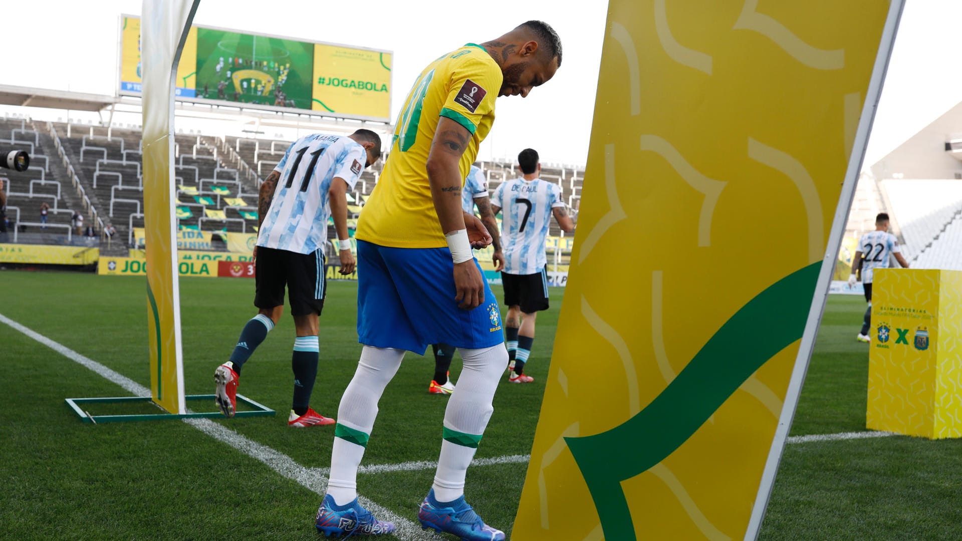 Die Spieler betreten den Platz. Kurz zuvor hatte die brasilianische Gesundheitsbehörde gegen vier argentinische Spieler eine Quarantäne verhängt. Drei von ihnen spielen trotzdem. Doch es macht den Anschein, als wäre die Situation geklärt. Kurze Zeit später wird klar, sie ist es nicht.