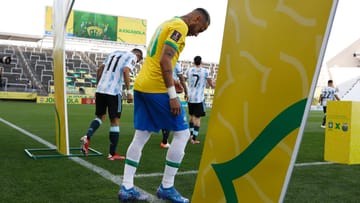 Die Spieler betreten den Platz. Kurz zuvor hatte die brasilianische Gesundheitsbehörde gegen vier argentinische Spieler eine Quarantäne verhängt. Drei von ihnen spielen trotzdem. Doch es macht den Anschein, als wäre die Situation geklärt. Kurze Zeit später wird klar, sie ist es nicht.