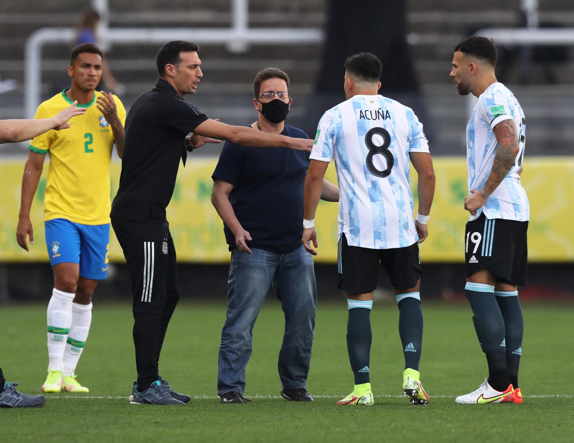 Argentinische Spieler diskutieren mit den Offiziellen. Sie protestieren gegen die Anordnung der Gesundheitsbehörde.