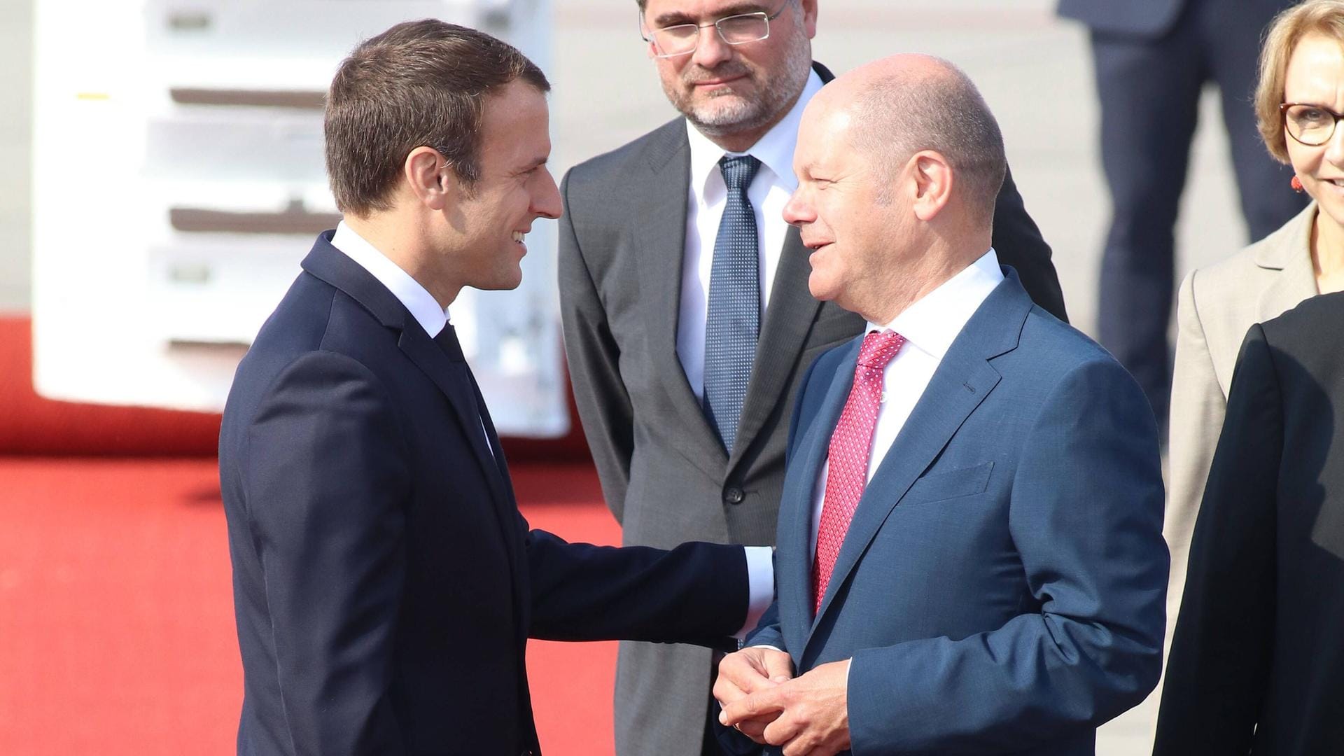 Emmanuel Macron schätzt Olaf Scholz (Archivbild).