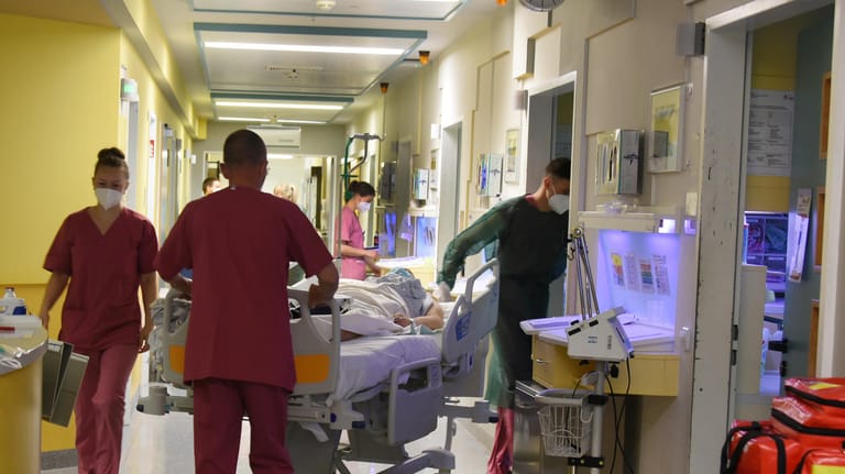 Auf einer Intensivstation in Halle an der Saale werden Covid-19-Patienten behandelt.