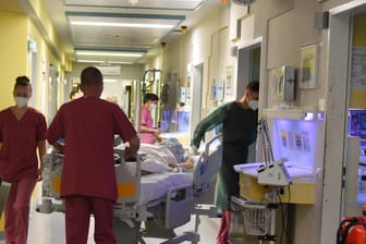 Auf einer Intensivstation in Halle an der Saale werden Covid-19-Patienten behandelt.