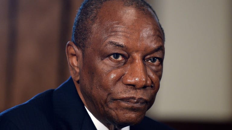 Der Präsident von Guinea, Alpha Condé, während eines Treffens in den USA (Archivbild). Nach einem Putschversuch in seinem Land ist sein Schicksal noch unklar.