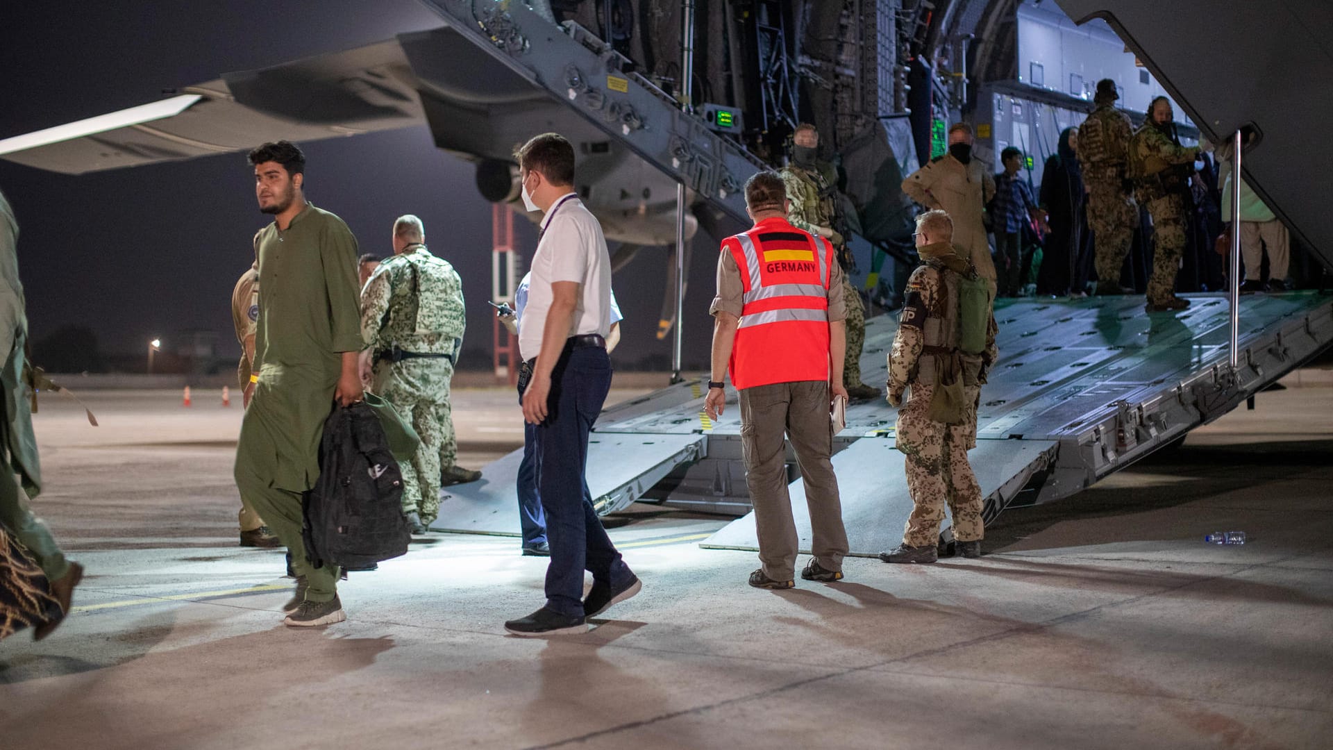 Bundeswehrangehörige helfen afghanischen Flüchtlingen aus einer Transportmaschine (Archivbild). Die Soldaten sollen für ihren Einsatz geehrt werden.