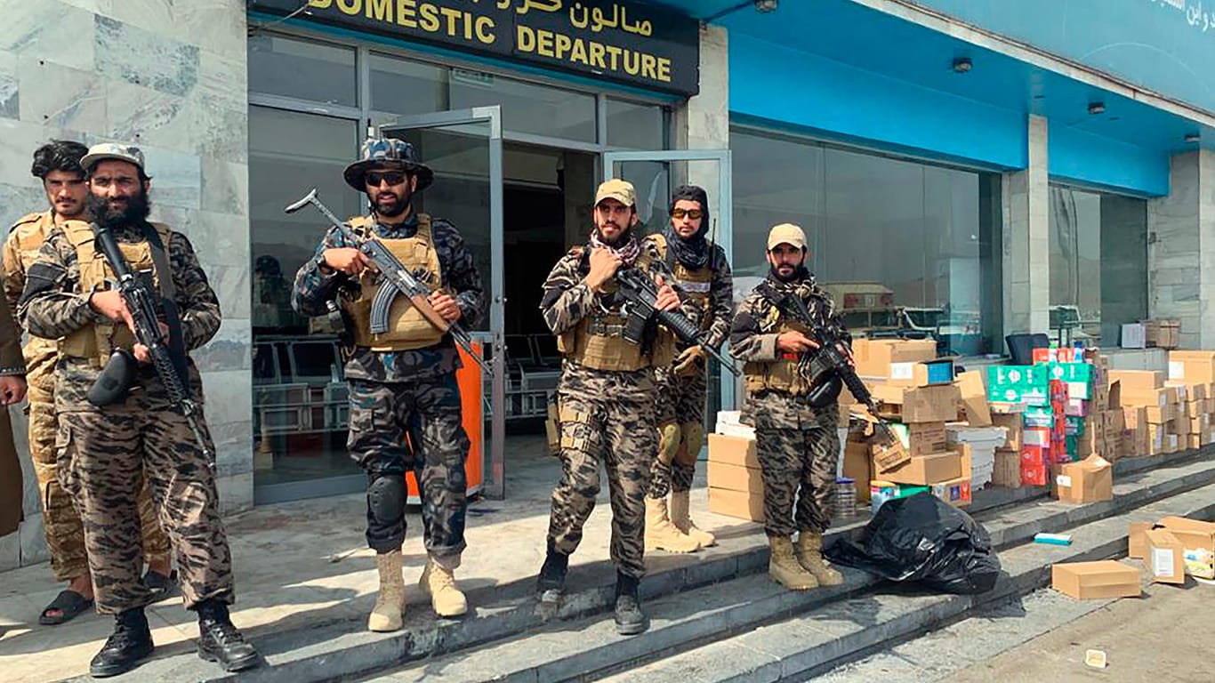 Taliban am Flughafen von Kabul (Symbolbild): Angeblich will die Gruppe "offizielle diplomatische Beziehungen".