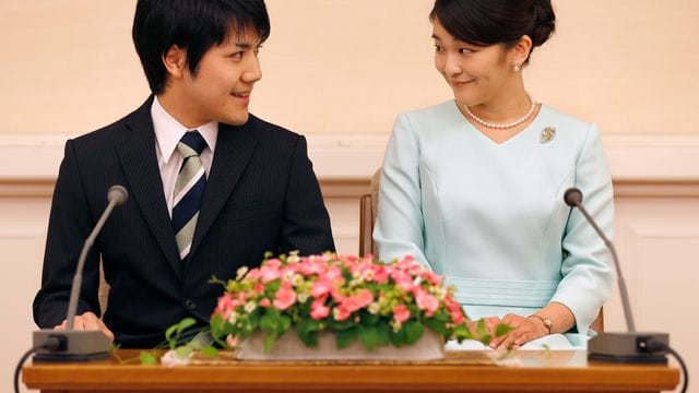 Die japanische Prinzessin Mako (r) und ihr Studienfreund Kei Komuro geben auf einer Pressekonferenz ihre Verlobung bekannt.