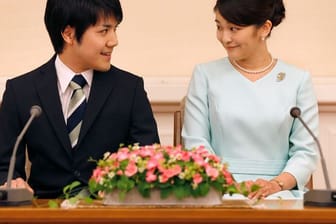 Die japanische Prinzessin Mako (r) und ihr Studienfreund Kei Komuro geben auf einer Pressekonferenz ihre Verlobung bekannt.