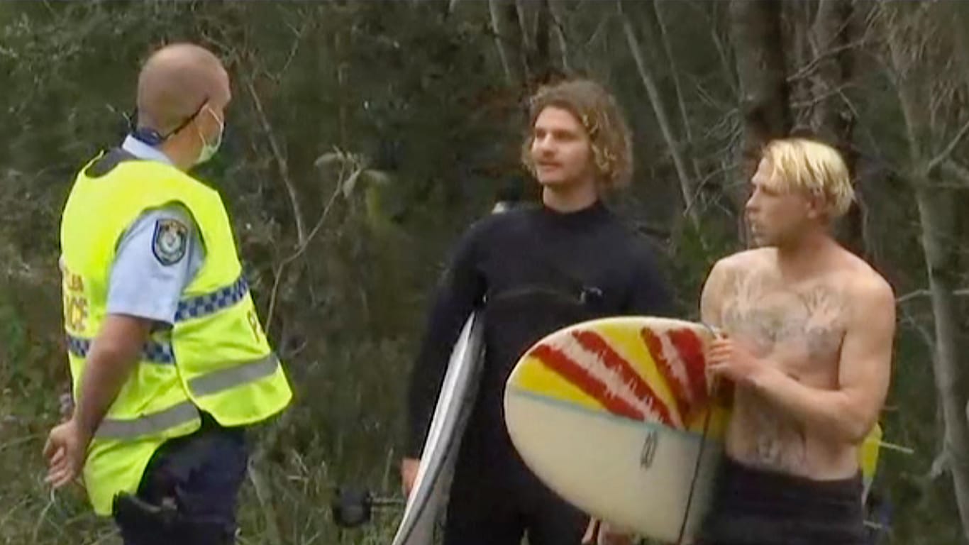 Zwei Surfer sprechen nach einem Haiangriff im Osten Australiens mit der Polizei: Ein Mann ist gestorben.