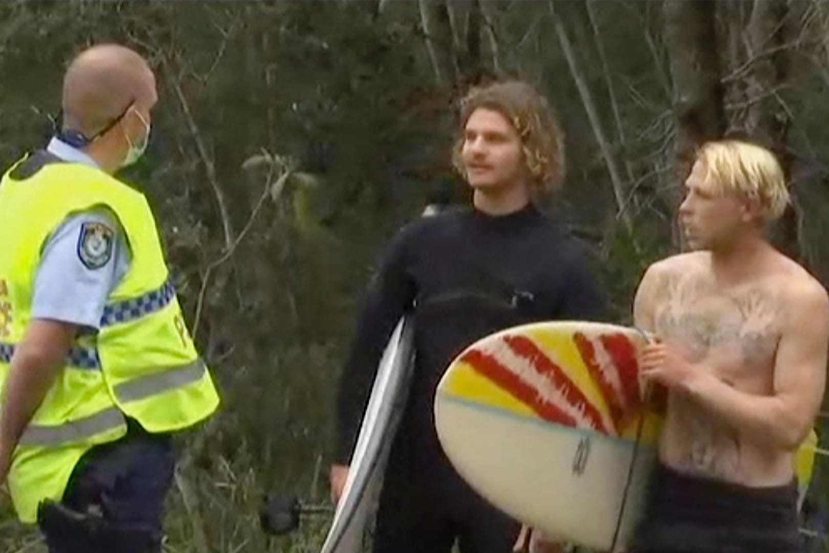 Zwei Surfer sprechen nach einem Haiangriff im Osten Australiens mit der Polizei: Ein Mann ist gestorben.