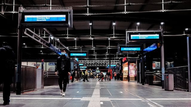 Menschen gehen durch den S-Bahnhof Ostkreuz