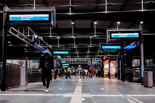 Menschen gehen durch den S-Bahnhof Ostkreuz