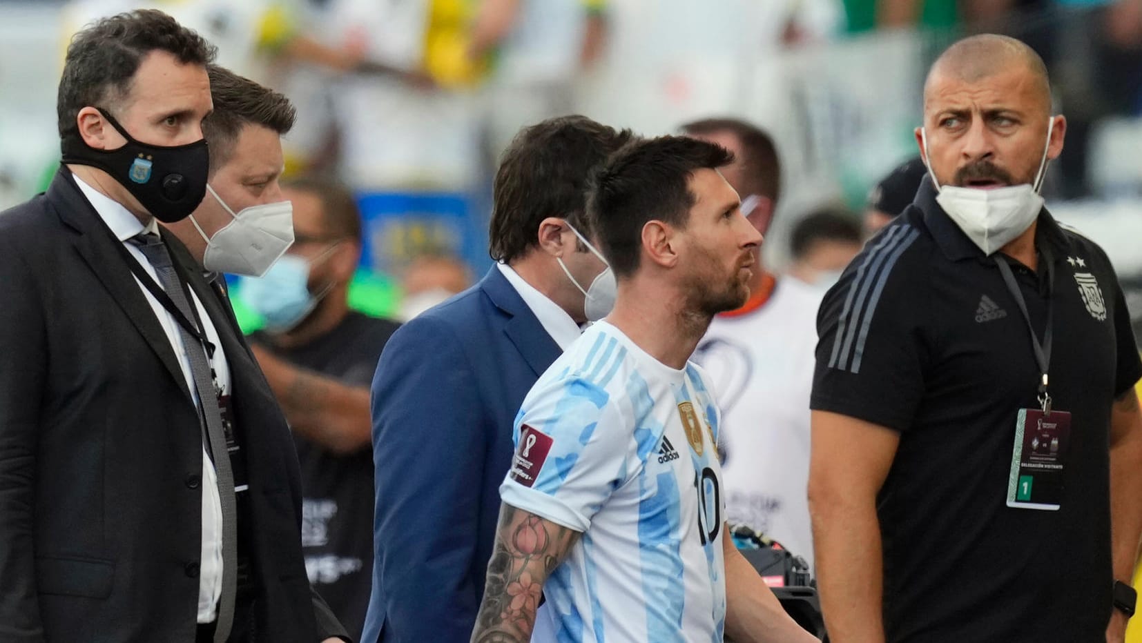 São Paulo: Der argentinische Nationalspieler Lionel Messi verlässt das Spielfeld nach Anweisungen der brasilianischen Behörden.