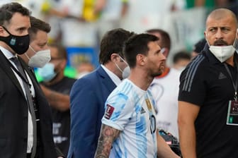 São Paulo: Der argentinische Nationalspieler Lionel Messi verlässt das Spielfeld nach Anweisungen der brasilianischen Behörden.