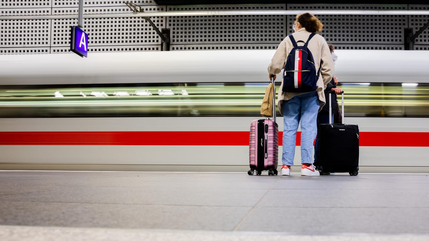 Fahrgäste stehen am Berliner Hauptbahnhof (Symbolbild): Der GDL-Streik läuft noch bis zum frühen Dienstagmorgen.