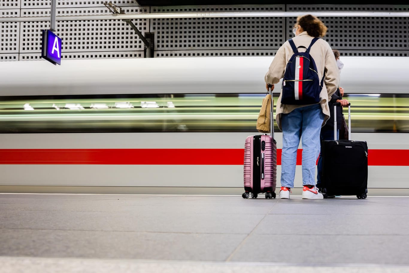 Fahrgäste stehen am Berliner Hauptbahnhof (Symbolbild): Der GDL-Streik läuft noch bis zum frühen Dienstagmorgen.