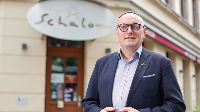 Uwe Dziuballa steht vor seinem Restaurant, dem "Schalom"