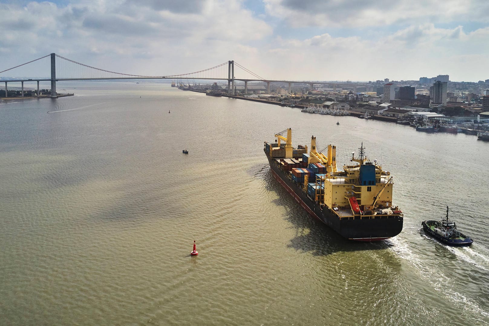 Containerschiff verlässt den Hafen von Maputo in Mosambik (Symbolbild): Viele Frachtschiffe laufen noch mit Schweröl oder Schiffsdiesel.