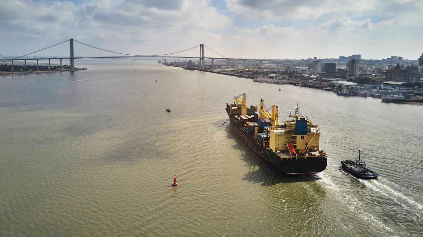 Containerschiff verlässt den Hafen von Maputo in Mosambik (Symbolbild): Viele Frachtschiffe laufen noch mit Schweröl oder Schiffsdiesel.