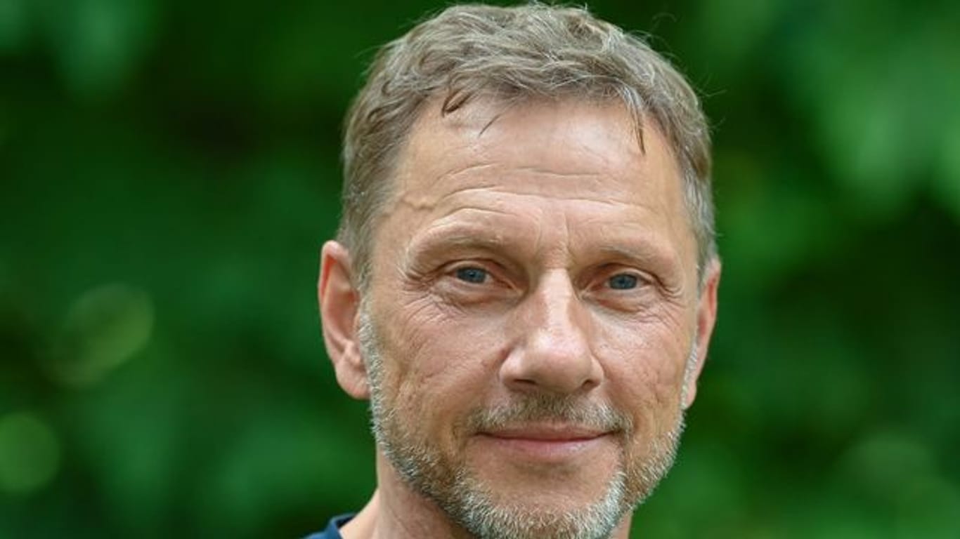 Richy Müller, Schauspieler, fotografiert vor seinem Auftritt zur Lesung "Die Legende vom Ozeanpianisten" auf der Bühne des Sommerprogramms der Stiftung Schloss Neuhardenberg.